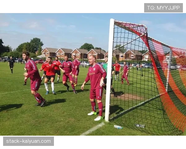 斯科尔斯回撤接应主导中场，对比巅峰期出球效率仍显犀利