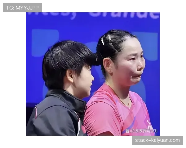 何卓佳衣帽间里那几双球鞋比我房租都贵，生活简直不像个半职业选手了！